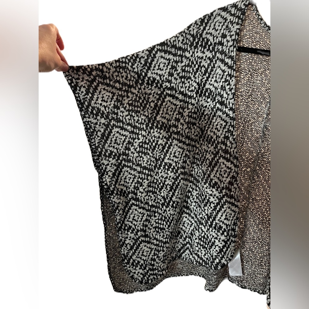 Black & White Short Sleeved Kimono - Picture 2 of 3